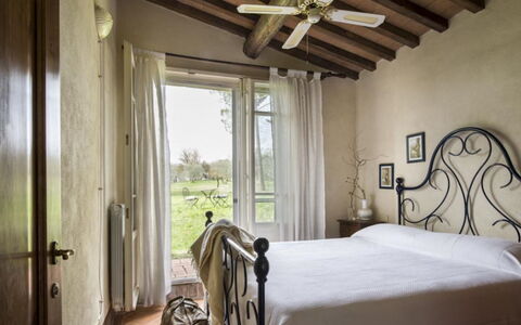 Villa Il Poggio: Möbel, Interior Design, Schlafzimmer, Bett, Flooring, Fussboden, Bettrahmen, Beleuchtung, Bedding, Bettdecke