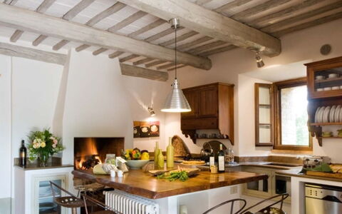 Villa Pipirelli: Möbel, Interior Design, Holz, Flooring, Decke, Zuhause, Küche, Tabelle, Light Fixture, Stuhl