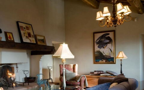 Villa Pipirelli: Möbel, Interior Design, Wand, Wohnzimmer, Decke, Flooring, Beleuchtung, Zimmer, Zuhause, Light Fixture