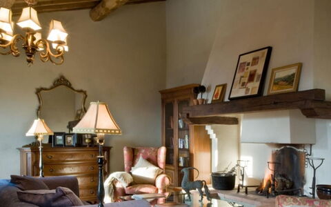 Villa Pipirelli: Möbel, Interior Design, Wand, Beleuchtung, Wohnzimmer, Flooring, Zuhause, Zimmer, Light Fixture, Fussboden