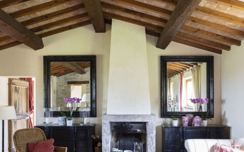 Villa Torre: Möbel, Wand, Interior Design, Holz, Flooring, Decke, Fussboden, Beleuchtung, Wohnzimmer, Zuhause