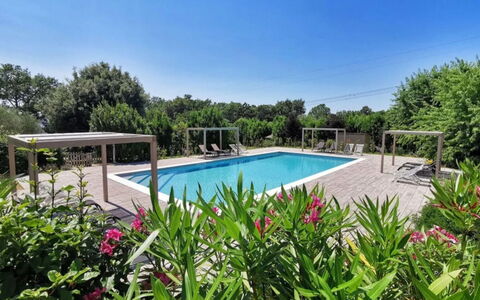 Podere della Madonna Villa: Schwimmbad, Resort, Freizeit, Gartenmöbel, Schatten, Eco Hotel, Garten, Estate, Hazienda, Landscaping