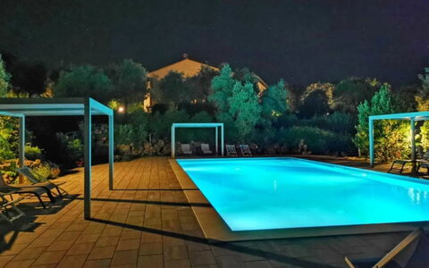 Podere della Madonna Villa: Schwimmbad, Blau, Resort, Verbundwerkstoff, Eco Hotel, Gartenmöbel, Schatten, Freizeit, Thermae, Landschaft Beleuchtung
