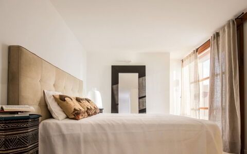 Villa Cala Moresca: Bett, Möbel, Interior Design, Bedding, Schlafzimmer, Fussboden, Wand, Flooring, Bettdecke, Zimmer
