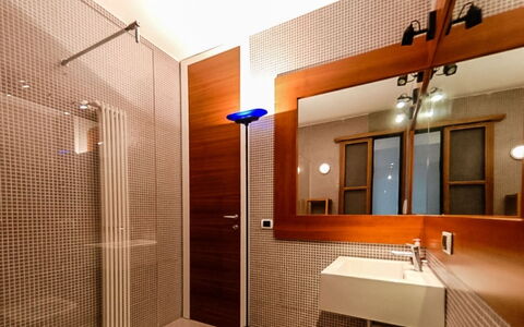 Villa Cala Moresca: Wand, Armatur, Flooring, Interior Design, Badezimmer, Holz, Fussboden, Spiegel, Installation, Decke