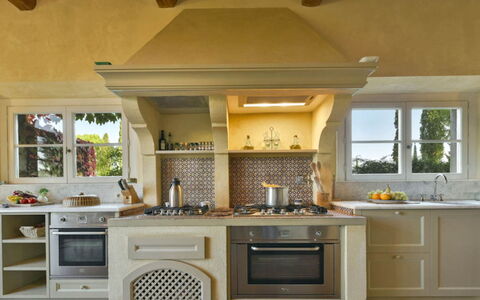 Villa Moscato: Küche, Interior Design, Küchengerät, Möbel, Major Appliance, Herd, Countertop, Flooring, Cabinetry, Zuhause