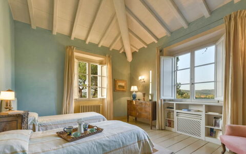 Villa Moscato: Möbel, Wand, Interior Design, Schlafzimmer, Zuhause, Decke, Bett, Flooring, Haus, Zimmer