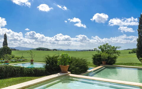 Villa Il Serraglio: Schwimmbad, Garten, Strauch, Estate, Grundstueck, Landscaping, Rasen, Bauernhaus, Hazienda, Villa
