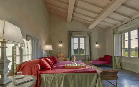 Villa Il Serraglio: Möbel, Interior Design, Zuhause, Zimmer, Schlafzimmer, Bett, Lampe, Kissen, Decke, Stuhl