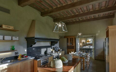 Villa Il Serraglio: Küche, Interior Design, Countertop, Möbel, Küchengerät, Flooring, Decke, Beleuchtung, Zuhause, Cabinetry