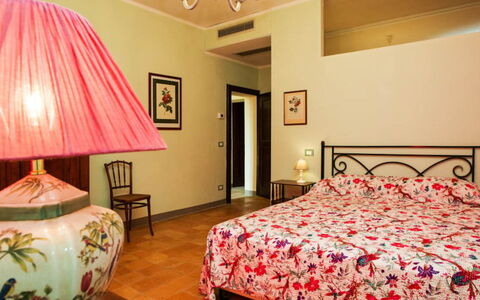 Cascina del Castello: Möbel, Interior Design, Bett, Schlafzimmer, Wand, Bettdecke, Flooring, Fussboden, Zimmer, Bedding