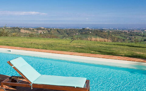 Cascina del Castello: Blau, Schwimmbad, Möbel, Gartenmöbel, Resort, Sonnenliege, Schatten, Eco Hotel, Läge, Hartholz