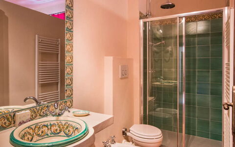 Cascina del Castello: Interior Design, Badezimmer, Armatur, Wand, Flooring, Fussboden, Bad Sink, Zapfhahn, Sinken, Installation