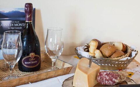 Cascina Tabia: Essen, Geschirr, Zutat, Flasche, Kelche, Drinkware, Wein, Tabelle, Servierware
