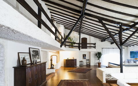 Villa Luna Blu: Interior Design, Flooring, Möbel, Fussboden, Decke, Beleuchtung, Couch, Zimmer, Zuhause, Wohnzimmer