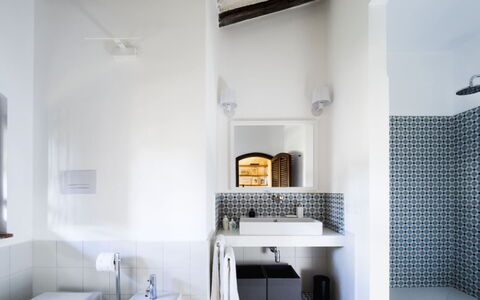 Villa Luna Blu: Wand, Interior Design, Flooring, Fussboden, Badezimmer, Armatur, Decke, Fliese, Installation, Zimmer