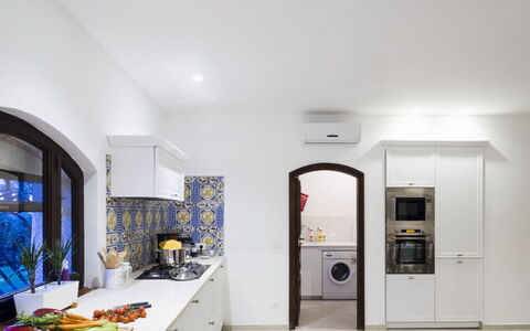 Villa Luna Blu: Interior Design, Flooring, Küche, Decke, Beleuchtung, Countertop, Fussboden, Zuhause, Light Fixture, Küchengerät