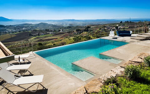 Villa Eroica: Schwimmbad, Blau, Resort, Verbundwerkstoff, Eco Hotel, Gartenmöbel, Sonnenliege, Thermae, Schatten, Ferienort
