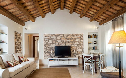 Villa Eroica: Möbel, Interior Design, Wand, Flooring, Holz, Fussboden, Zuhause, Decke, Couch, Wohnzimmer