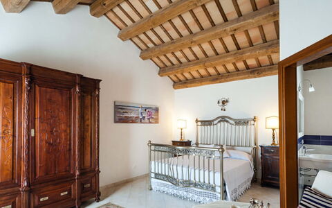Villa Eroica: Möbel, Holz, Interior Design, Flooring, Fussboden, Beleuchtung, Zuhause, Decke, Schlafzimmer, Bett