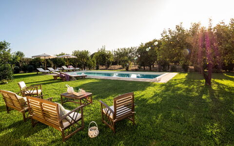 Villa del Sirio: Garten, Gartenmöbel, Rasen, Freizeit, Landscaping, Resort, Schatten, Park, Estate, Schwimmbad