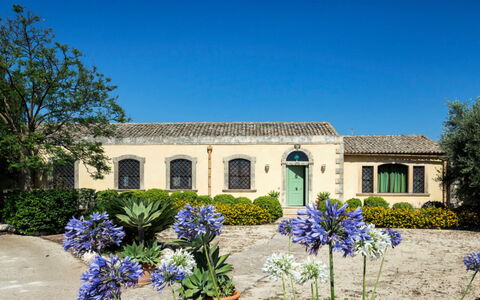 Villa del Sirio: Strauch, Fassade, Haus, Zuhause, Estate, Tür, Garten, Bauernhaus, Hazienda