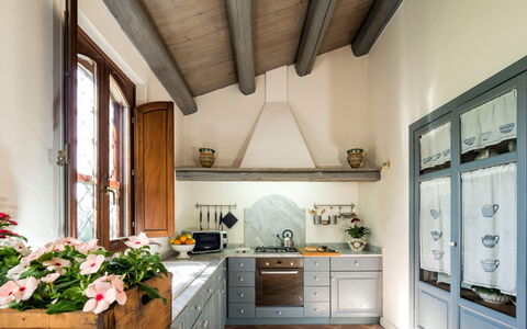 Villa del Sirio: Möbel, Interior Design, Küche, Holz, Flooring, Zuhause, Cabinetry, Countertop, Decke, Beleuchtung