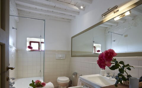 Villa del Riccio: Armatur, Interior Design, Flooring, Badezimmer, Bad Sink, Installation, Sinken, Fussboden, Zapfhahn, Spiegel