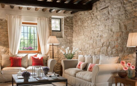 Villa Savino: Möbel, Interior Design, Wand, Couch, Flooring, Wohnzimmer, Holz, Tabelle, Textil, Zimmer