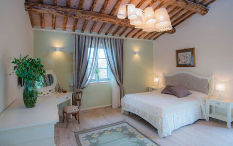 Villa Rufeno: Möbel, Interior Design, Bett, Schlafzimmer, Decke, Textil, Fussboden, Linens, Zimmer, Beleuchtung