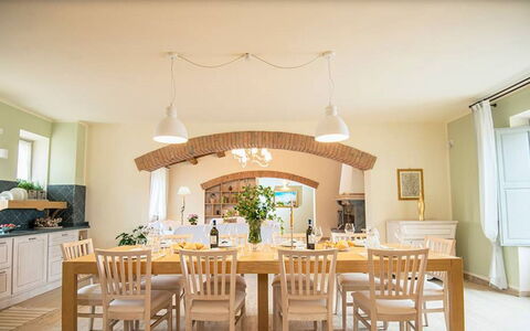 Villa Rufeno: Möbel, Interior Design, Stuhl, Tabelle, Flooring, Esszimmer, Holz, Küche & Esszimmer Tisch, Decke, Beleuchtung
