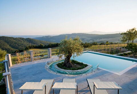 Villa Rufeno: Landschaft, Hügel, Gebirge, Gartenmöbel, Schwimmbad, Bergstation, Eco Hotel, Resort, Landscaping, Estate