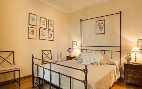 Cascina Arcangelo: Möbel, Bett, Interior Design, Schlafzimmer, Bedding, Wand, Flooring, Bettdecke, Fussboden, Zimmer