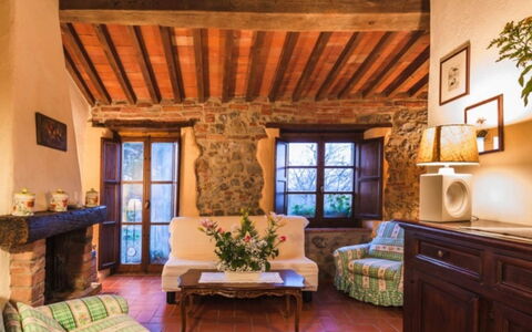 Podere Contignano: Wand, Möbel, Stuhl, Blumentopf, Zimmerpflanze, Backstein, Steinwand, Villa, Bauernhaus, Wohnzimmer