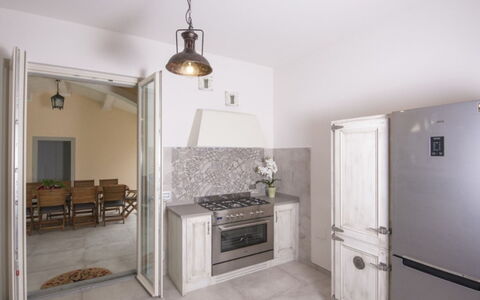 Villa Sara: Flooring, Fussboden, Interior Design, Decke, Küche, Möbel, Haushaltsgerät, Beleuchtung, Major Appliance, Countertop