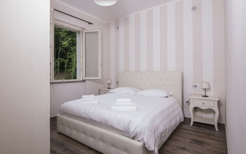 Villa Sara: Interior Design, Bett, Wand, Möbel, Schlafzimmer, Decke, Bedding, Fussboden, Zuhause, Bettdecke