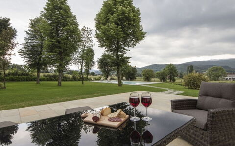 Villa Sara: Möbel, Landschaft, Gartenmöbel, Einfach, Garten, Tisch Im Freien, Rasen, Stuhl, Landscaping, Park