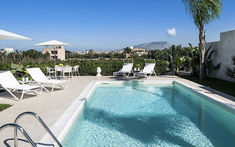 Villa della Laguna: Schwimmbad, Gartenmöbel, Resort, Möbel, Verbundwerkstoff, Sonnenliege, Regenschirm, Stuhl, Eco Hotel, Schatten