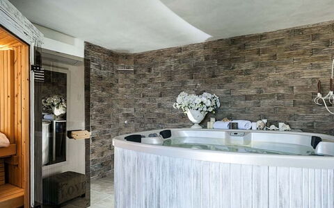 Villa della Laguna: Badewanne, Armatur, Interior Design, Flooring, Badezimmer, Fussboden, Zapfhahn, Installation, Decke, Beleuchtung