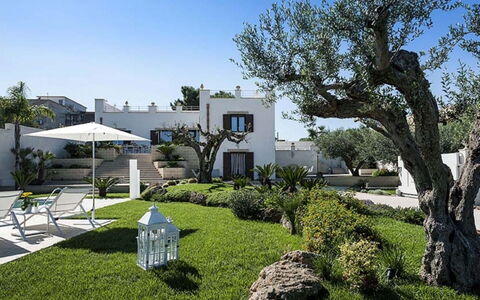 Villa della Laguna: Strauch, Garten, Zuhause, Landscaping, Schatten, Estate, Garten, Blumentopf, Hazienda, Rasen