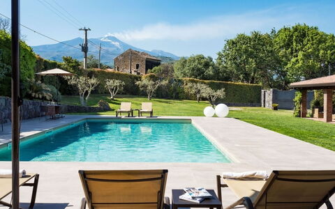 Villa Etna: Schwimmbad, Gartenmöbel, Resort, Freizeit, Schatten, Eco Hotel, Regenschirm, Garten, Landscaping, Stuhl