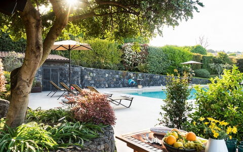 Villa Etna: Grün, Schwimmbad, Strauch, Gartenmöbel, Garten, Freizeit, Regenschirm, Schatten, Frühling