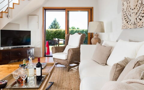 Villa Etna: Möbel, Interior Design, Couch, Flooring, Wohnzimmer, Zimmer, Holz, Fussboden, Zuhause, Decke