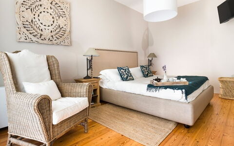 Villa Etna: Möbel, Interior Design, Bett, Fussboden, Flooring, Schlafzimmer, Zimmer, Holz, Linens, Bedding