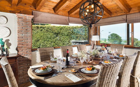 Villa Etna: Möbel, Interior Design, Holz, Tabelle, Stuhl, Küche & Esszimmer Tisch, Esszimmer, Beleuchtung, Light Fixture, Decke