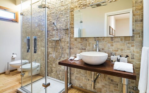 Villa Etna: Badezimmer, Flooring, Interior Design, Armatur, Wand, Fussboden, Bad Sink, Sinken, Spiegel, Installation