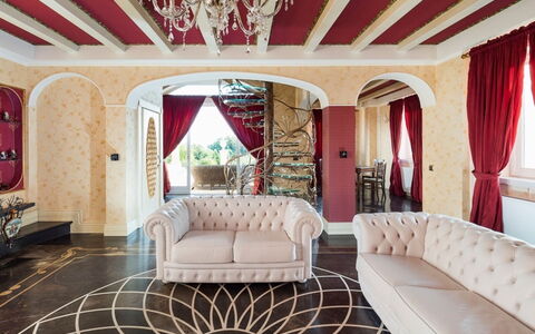 Villa del Drago: Interior Design, Flooring, Möbel, Fussboden, Rot, Holz, Couch, Wohnzimmer, Decke, Beleuchtung