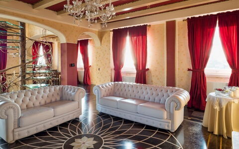Villa del Drago: Möbel, Interior Design, Flooring, Couch, Fussboden, Wohnzimmer, Decke, Beleuchtung, Zimmer