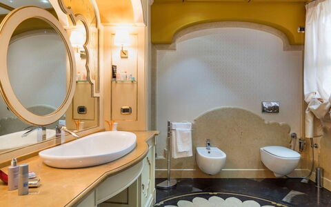 Villa del Drago: Bad Sink, Interior Design, Armatur, Sinken, Zapfhahn, Badezimmer, Flooring, Installation, Beleuchtung, Decke