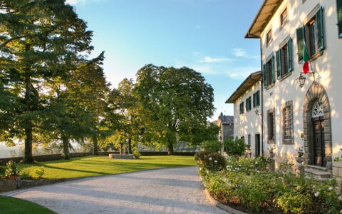 Villa Bel Monte: Strauch, Garten, Auffahrt, Estate, Rasen, Garten, Landscaping, Walkway, Park, Villa